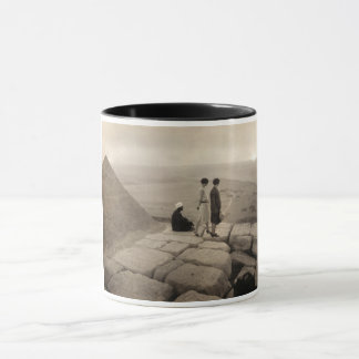 Taza Chicas en la cima de la pirámide de Keops en Egipt