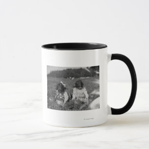Taza Chicas jóvenes que escogen la fotografía de los