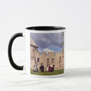 Taza Chicas letonas con vestido tradicional, cantando