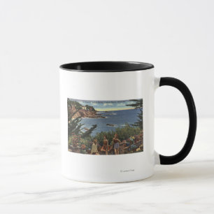 Taza Chicas que gozan de una Vista de las orillas de