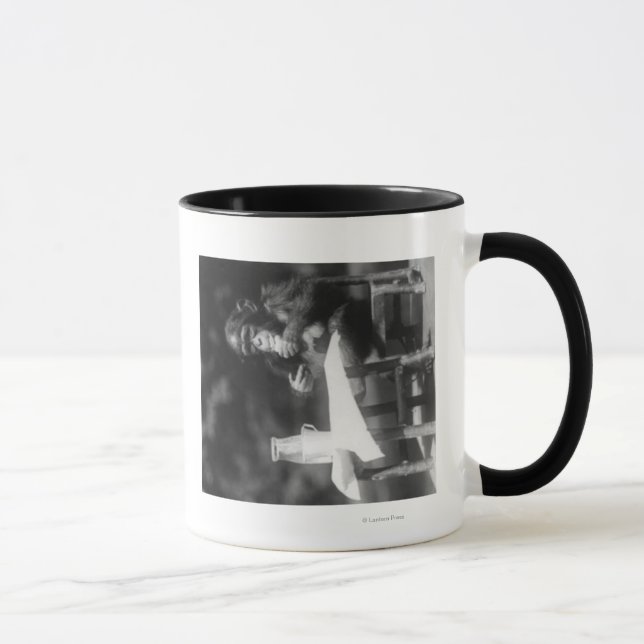 Taza Chimpancé sentado en la mesa en el zoológico nacio (Derecha)