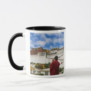Taza China, Tíbet, Lhasa, monje tibetano con Potala
