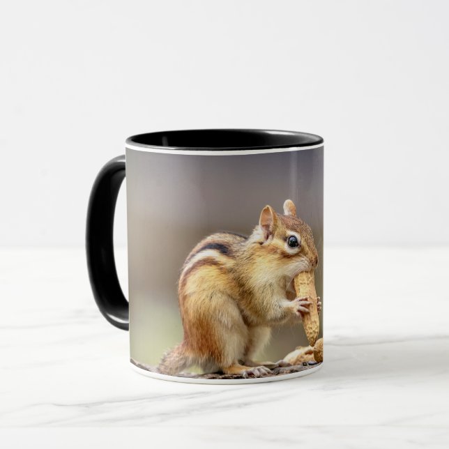 Taza Chipmunk comiendo un maní (Anverso izquierdo)