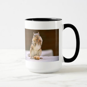 Taza Chipmunk lindo que come un cacahuete