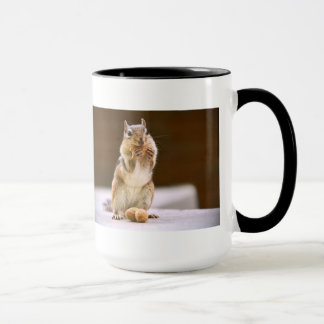 Taza Chipmunk lindo que come un cacahuete