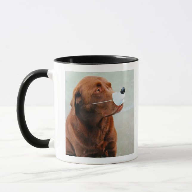 Taza Chocolate Labrador que lleva una nariz falsa (Izquierda)