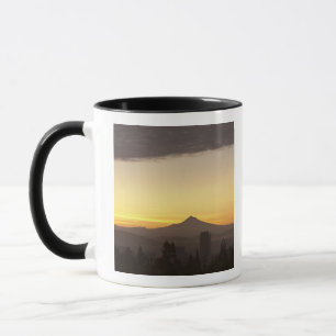 Taza Cielo del amanecer sobre Portland y Monte Hood, Or