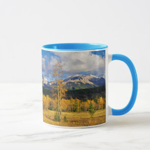 Taza Cielos azules y nubes sobre una pradera