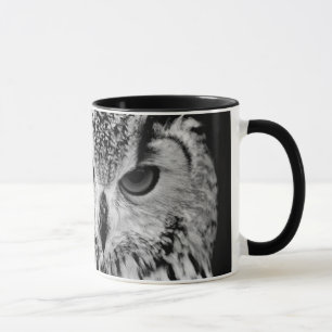 Taza Ciérrese encima del retrato del Eagle-búho