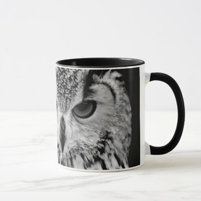 Taza Ciérrese encima del retrato del Eagle-búho (Derecha)