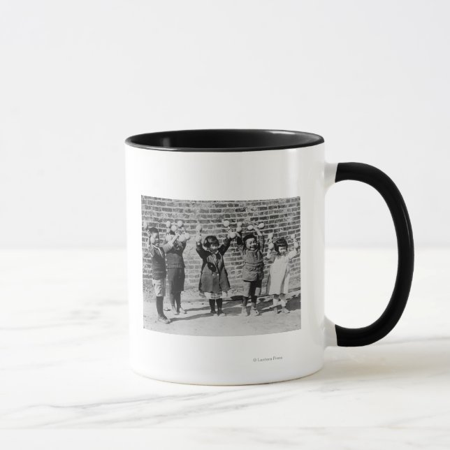 Taza Cinco niños asiáticos levantando campanas (Derecha)