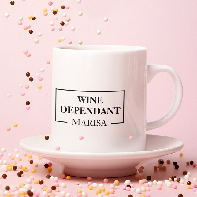 Taza Cita divertida de una mujer dependiente del vino m (Subido por el creador)