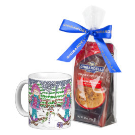 Taza clásica del chica del esquí con el cacao