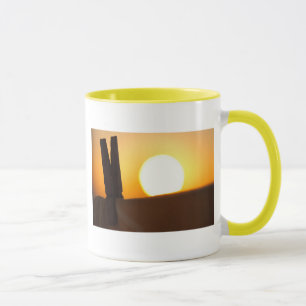 Taza Clavija de ropa en la salida del sol