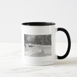 Taza Coche capsulado nieve en la calle B&W