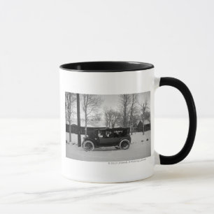 Taza Coche con el árbol de navidad atado en la capilla