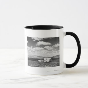Taza Coche que tira del remolque en el camino