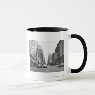 Taza Coches que montan en la calle B&W de la ciudad