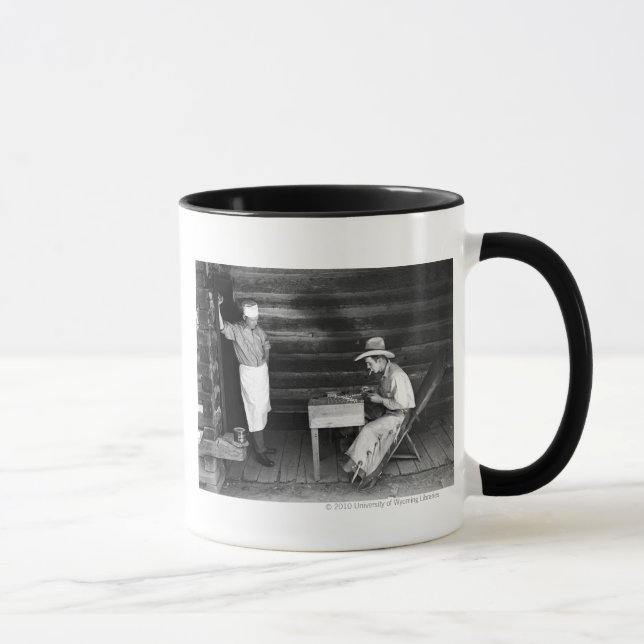 Taza Cocinero que mira a un vaquero jugar a tarjetas (Derecha)