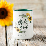 Taza Colores de agua amarillos girasoles Flor silvestre<br><div class="desc">Hemos diseñado este elegante tazón de dama de honor estilo país. Nuestro diseño presenta nuestra acuarela pintada a mano girasoles dorados amarillos, flores de crema blanca, y vegetación natural que se ha dispuesto para crear este elegante arreglo de estilo rústico. La "dama de honor" está diseñada en un estilo de...</div>