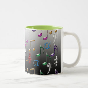 Taza colorida de las notas musicales