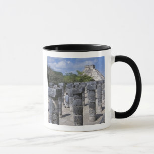 Taza Columnas de piedra antiguas en Chichen Itza. Centr