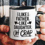 Taza Como el padre como la hija Oh crap Funny<br><div class="desc">Celebra el lado humorístico del parecido familiar con este "Como Padre, Como Hija... Oh Crap" mug. Perfecto para padres e hijas con lazos lúdicos, esta taza aporta un toque de humor a cualquier momento de café o té. Ideal como regalo para el Día del Padre, cumpleaños, o simplemente porque, es...</div>