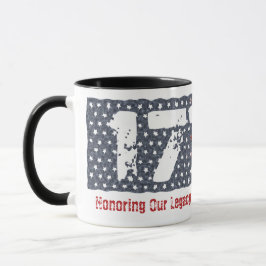Taza con bandera patriótica 1776 deteriorada