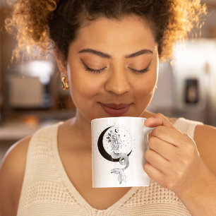 Taza con borde negro de 15oz de chica Piscis
