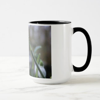 Taza con campanillas de invierno