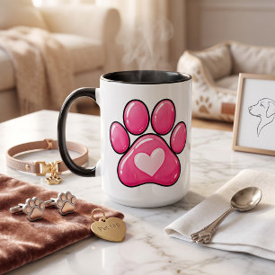 Taza con corazón de huellas de patas rosadas linda