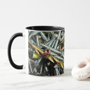 Taza con diseño de los tornillos