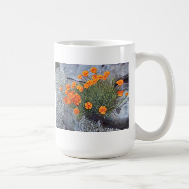 Taza con el Bello Artes de amapolas entre las (Derecha)