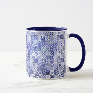 Taza con el modelo portugués de las tejas -