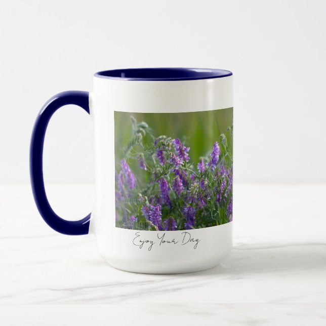Taza con flores púrpuras y dicho (Izquierda)