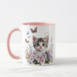 Taza con gatito lindo en flores y mariposas