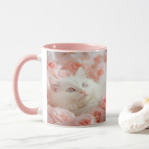 Taza con gato blanco lindo en flores de rosa