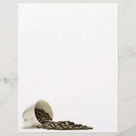 Taza con granos de café marrones con membrete