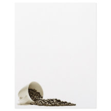 Taza con granos de café marrones con membrete