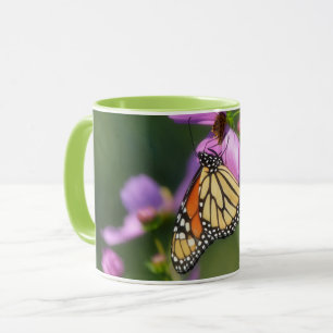 Taza con imagen cercana de Mariposa Monarca
