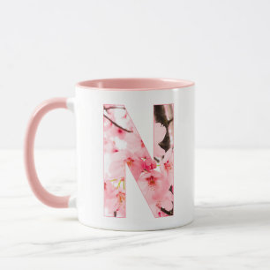 Taza con inicial floral N Nombre y característic