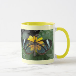 Taza con la mariposa en la flor amarilla