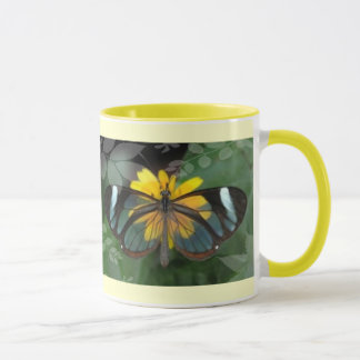 Taza con la mariposa en la flor amarilla