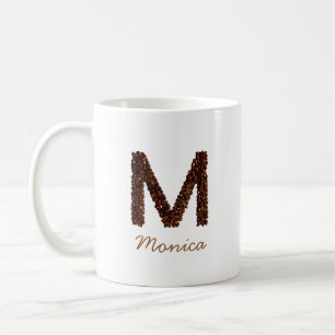 Taza con letra M de monograma de grano de café Nom