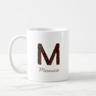 Taza con letra M de monograma de grano de café Nom