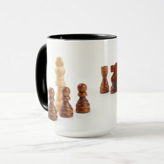 Taza con los pedazos de ajedrez