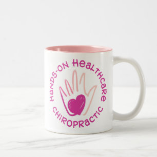 Taza con manos de la atención sanitaria