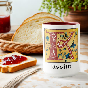 Taza con monograma de letra K iluminada con flores