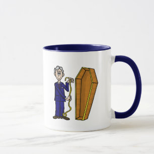 Taza con nombre de funerario que mide ataúd