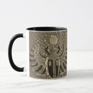 Taza con patrón de escarabajo alado 2